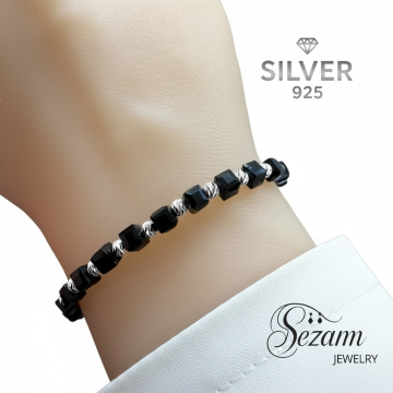 Унисекс гривна с черни квадратни мъниста и сребро 925 — регулируема изработка по поръчка