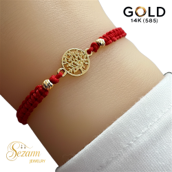 Златна гривна с червен конец и дърво на живота 14K (585) – ръчна макраме, регулируем размер