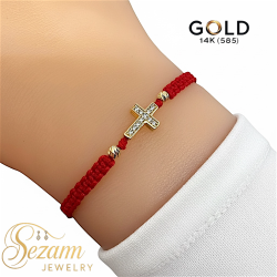 Гривна на червен конец със златен кръст, инкрустиран с бели камъни и две мъниста – 14K злато & тибетска макраме плетка