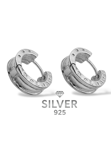 Елегантни масивни халки от сребро 925 с релефен декоративен надпис и модерна визия. 