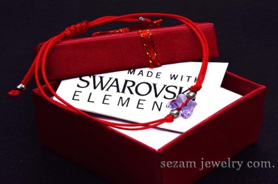 гривна с червен конец и  елемент SWAROVSKI  лилава пеперуда