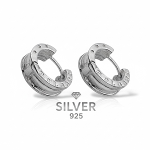 Елегантни масивни халки от сребро 925 с релефен декоративен надпис и модерна визия. 