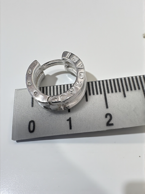 Елегантни масивни халки от сребро 925 с релефен декоративен надпис и модерна визия. 