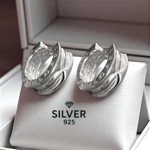 Елегантни масивни халки от сребро 925 с релефен декоративен надпис и модерна визия. 