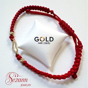 Златна гривна с червен конец и сърце 14K (585) – ръчна макраме, регулируем размер