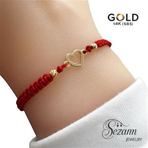 Златна гривна с червен конец и сърце 14K (585) – ръчна макраме, регулируем размер