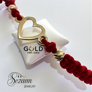 Златна гривна с червен конец и сърце 14K (585) – ръчна макраме, регулируем размер
