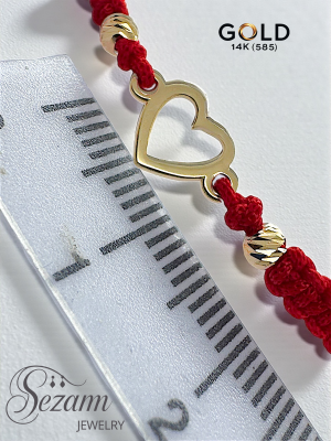 Златна гривна с червен конец и сърце 14K (585) – ръчна макраме, регулируем размер