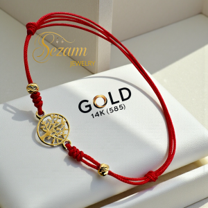 Златна гривна с червен конец и дърво на живота 14K (585) – ръчна макраме, регулируем размер