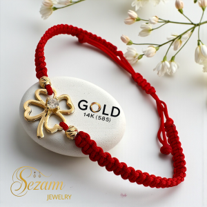 гривна червен конец и 14 карата  златна детелина и 2  златни  мъниста