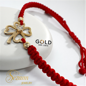 гривна червен конец и 14 карата  златна детелина и 2  златни  мъниста