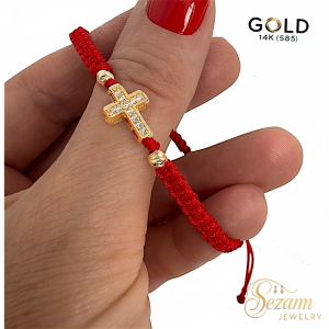 Гривна на червен конец със златен кръст, инкрустиран с бели камъни и две мъниста – 14K злато & тибетска макраме плетка