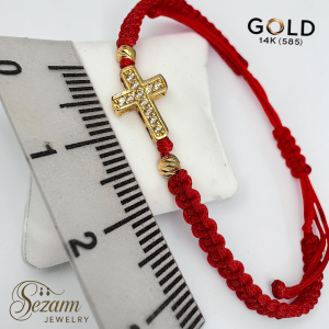 Гривна на червен конец със златен кръст, инкрустиран с бели камъни и две мъниста – 14K злато & тибетска макраме плетка
