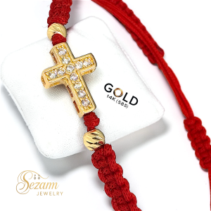 Гривна на червен конец със златен кръст, инкрустиран с бели камъни и две мъниста – 14K злато & тибетска макраме плетка