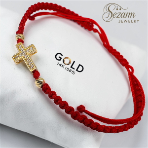 Гривна на червен конец със златен кръст, инкрустиран с бели камъни и две мъниста – 14K злато & тибетска макраме плетка