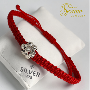 дамска червена макраме гривна със цвете  от сребърни мъниста