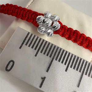дамска червена макраме гривна със цвете  от сребърни мъниста